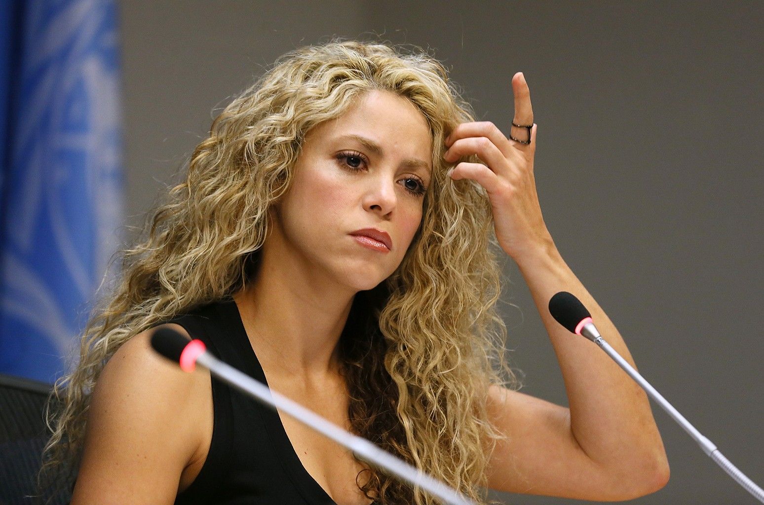 Quanto do valor líquido de Shakira ela doou para instituições de caridade?