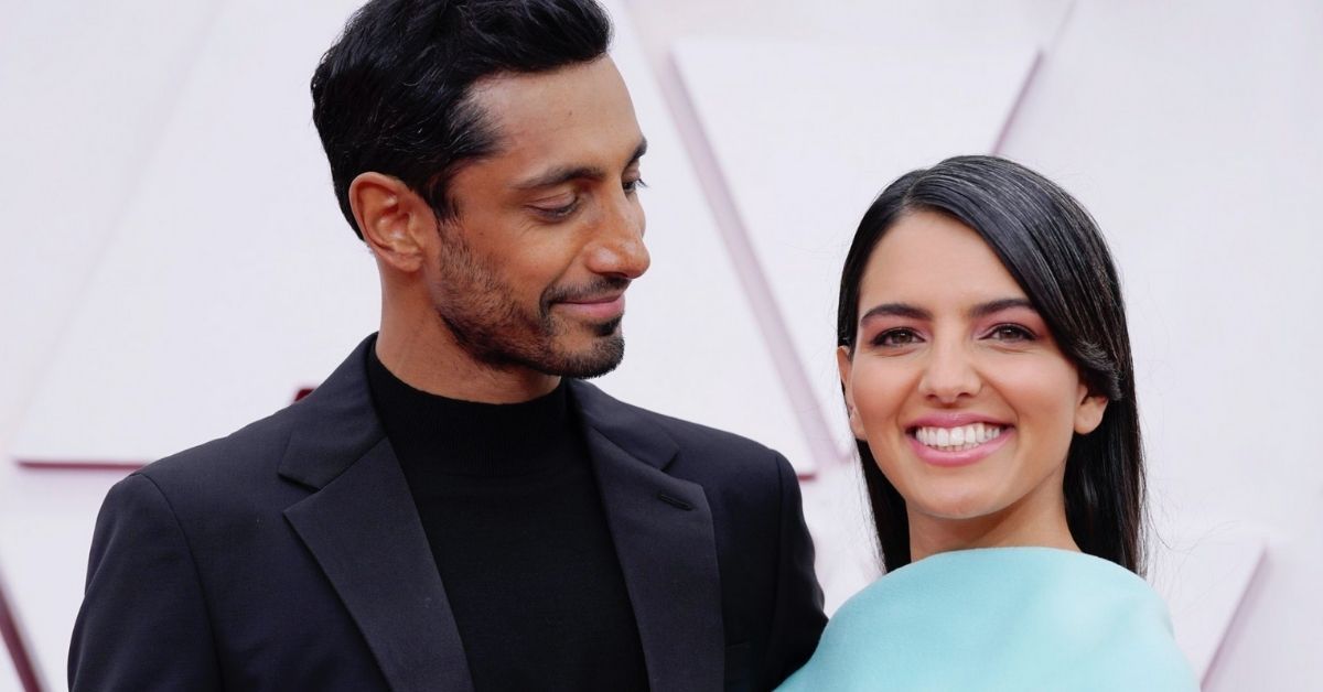 Fãs chamam Riz Ahmed de “melhor marido” por consertar o cabelo da esposa no tapete vermelho do Oscar