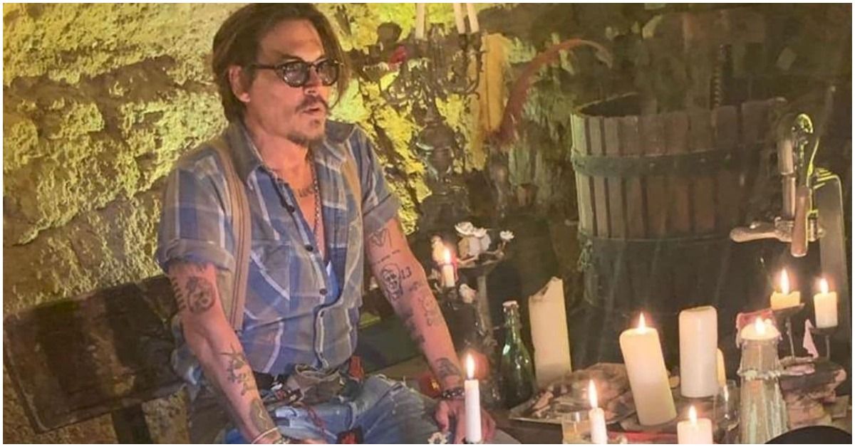 O que Johnny Depp tem feito desde que perdeu seu julgamento por difamação no Reino Unido?
