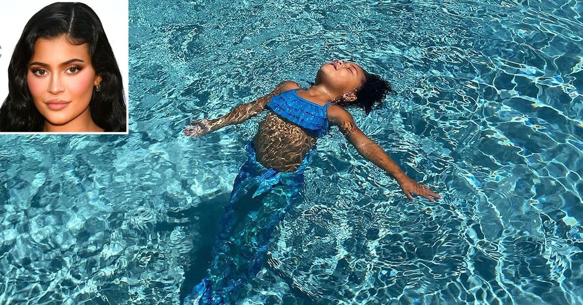 Kylie Jenner, mamãe, envergonhada por permitir que a filha nade com fantasia de sereia
