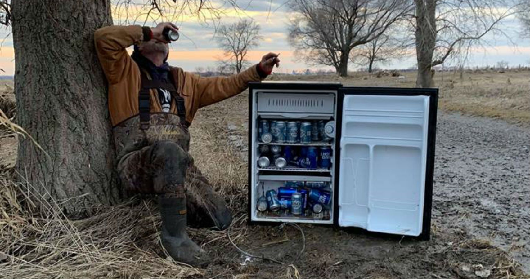 Geladeira misteriosa cheia de cerveja gelada aparece no campo vazio de Nebraska