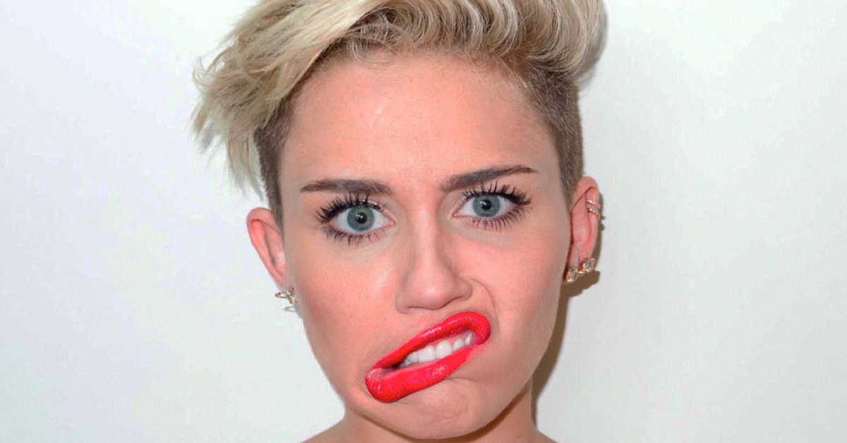 Miley Cyrus não sabe como sorrir, e é por isso que ela faz isso