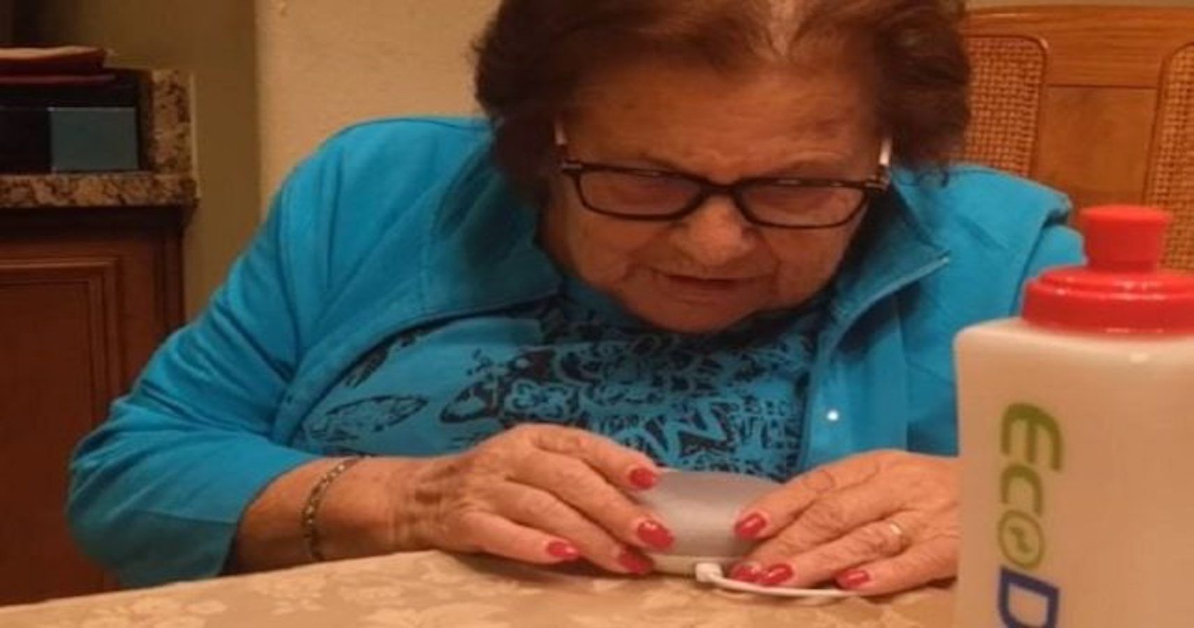 A avó italiana aprende divertidamente como usar o Google Home [Vídeo]