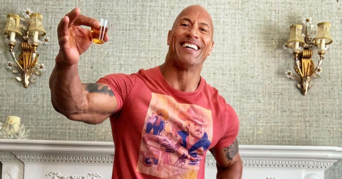 Dwayne ‘The Rock’ Johnson agora brilha como seu barman pessoal