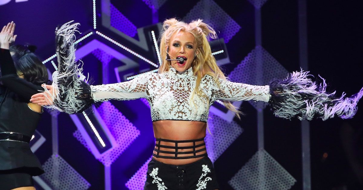 Os manipuladores de Britney Spears apresentam imagens estranhas, repetitivas e subaquáticas