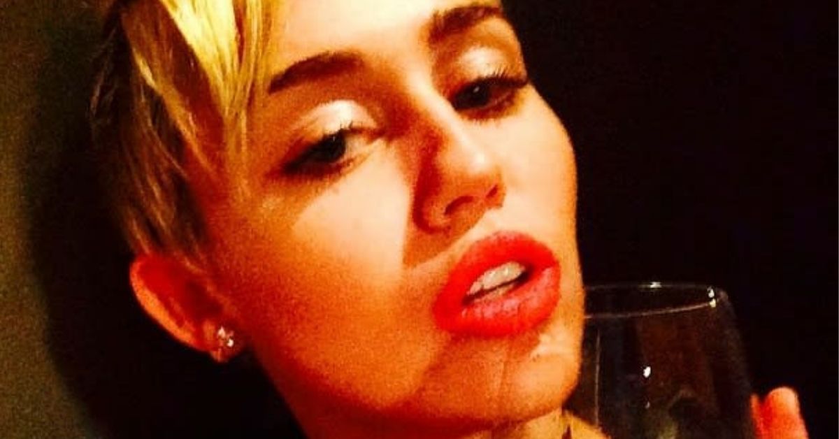 Miley Cyrus causa mais preocupação ao se livrar da sobriedade para comer vinho tinto