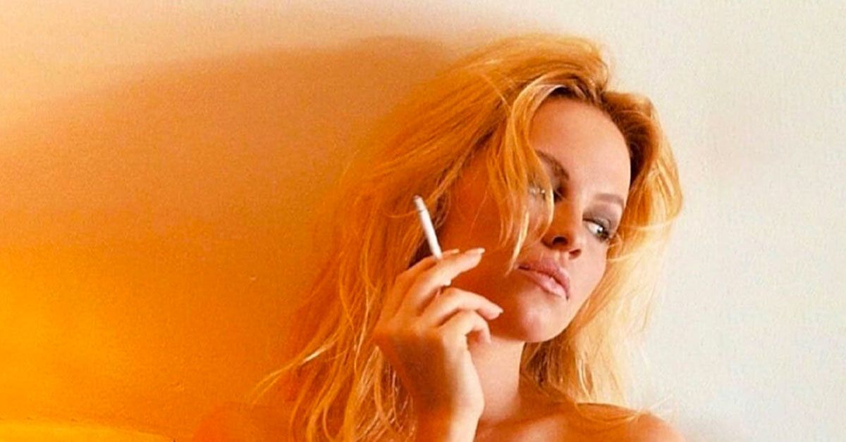 O Twitter preocupa-se com Pamela Anderson, pois a campanha publicitária de ‘Pam e Tommy’ glorifica relacionamentos abusivos