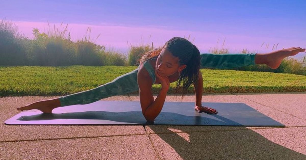 Os fãs ficam felizes em ver Willow Smith continuar suas posturas de ioga após cinco meses de espera