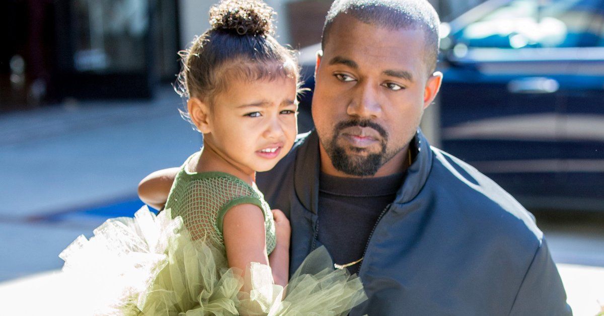 Kanye West anda por Londres usando sua filha para promover sua campanha presidencial