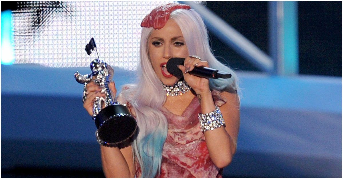 Lembra do vestido de carne 2010 da Lady Gaga? Isso é o quanto vale a pena