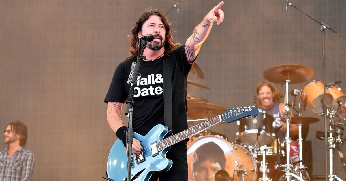 Foo Fighters presenteia os fãs com uma apresentação ao vivo de músicas do novo álbum de Jimmy Kimmel
