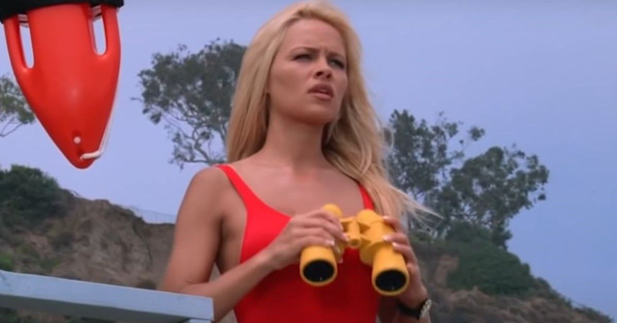 Pamela Anderson estrela como salva-vidas CJ Parker na série de sucesso Baywatch