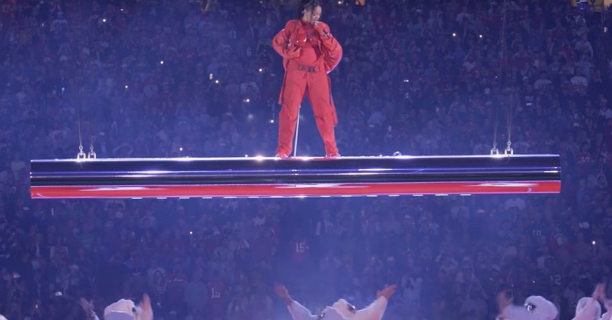 Rihanna se apresenta em uma plataforma suspensa durante o show do intervalo do Super Bowl