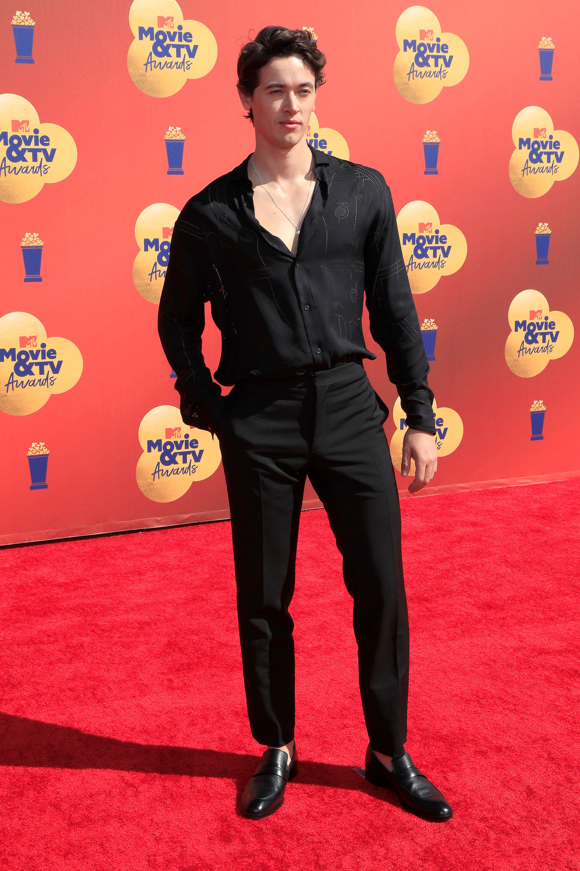Tom Blyth no tapete vermelho do MTV Movie & TV Awards 2022, 5 de junho de 2022