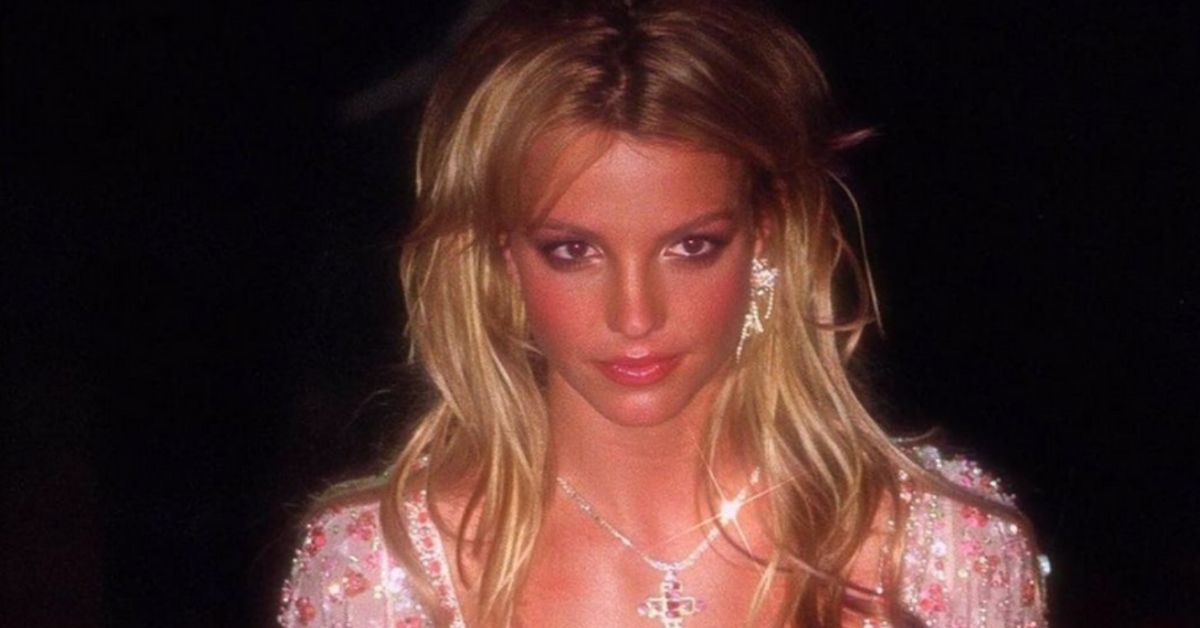 Britney Spears brinca sobre ser adulto e apresenta uma boneca de plástico como filha recém-nascida
