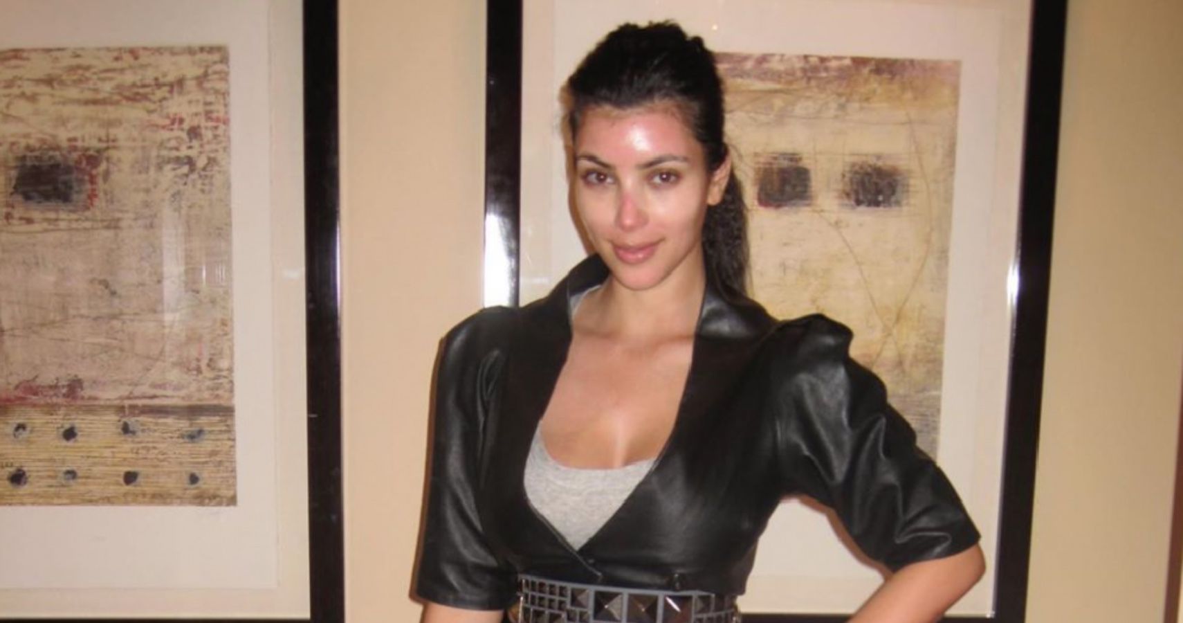 Kim Kardashian compartilha fotos nostálgicas e parece irreconhecível em trajes retrospectivos