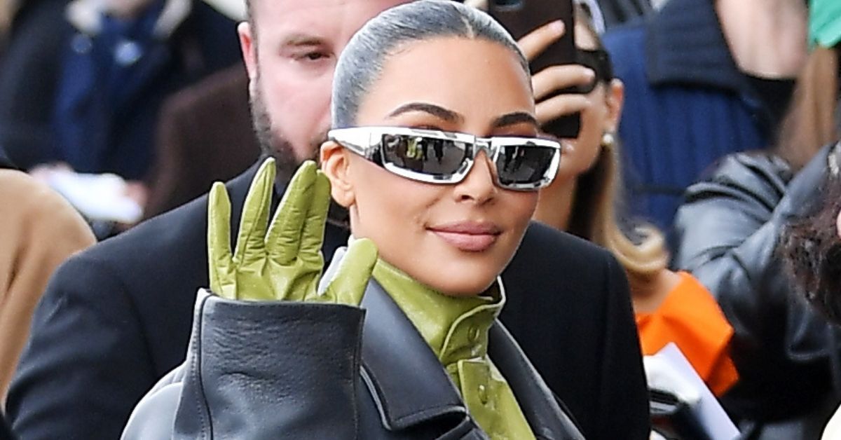 Kim Kardashian impressiona em Paris ao usar macacão de fita Balenciaga