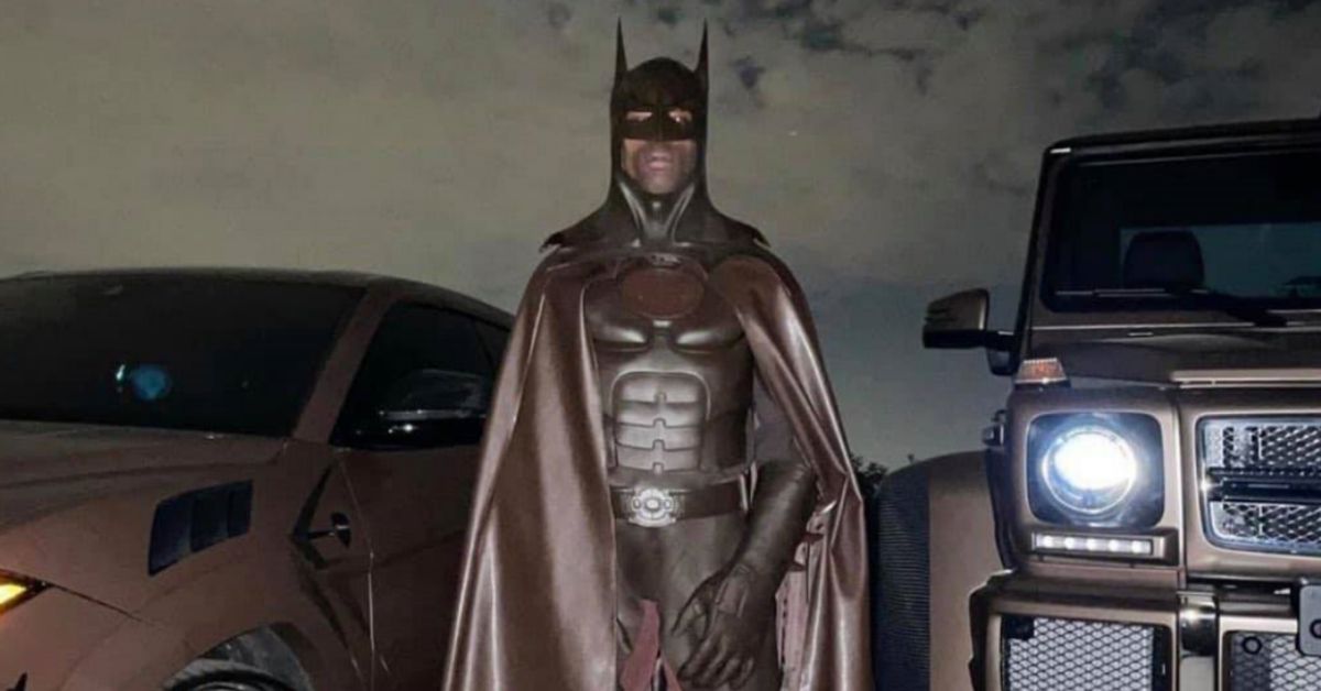 O traje memeificado de Batman de Travis Scott explicado e por que fez essas celebridades falarem