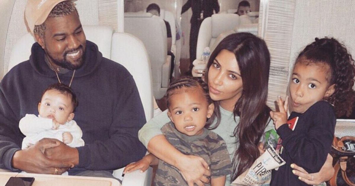 Kim Kardashian discute com fãs que dizem que seu filho Saint se parece com o gêmeo de Kanye West
