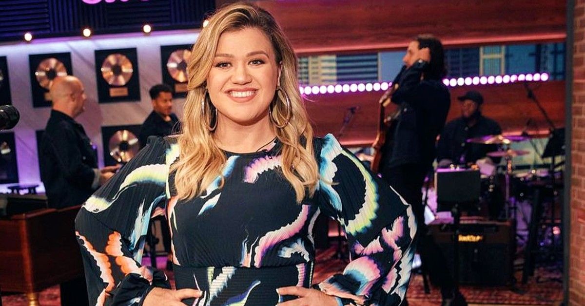 Uma linha do tempo da carreira de Kelly Clarkson na TV, desde o início de seu próprio programa de entrevistas até a substituição de Ellen DeGeneres