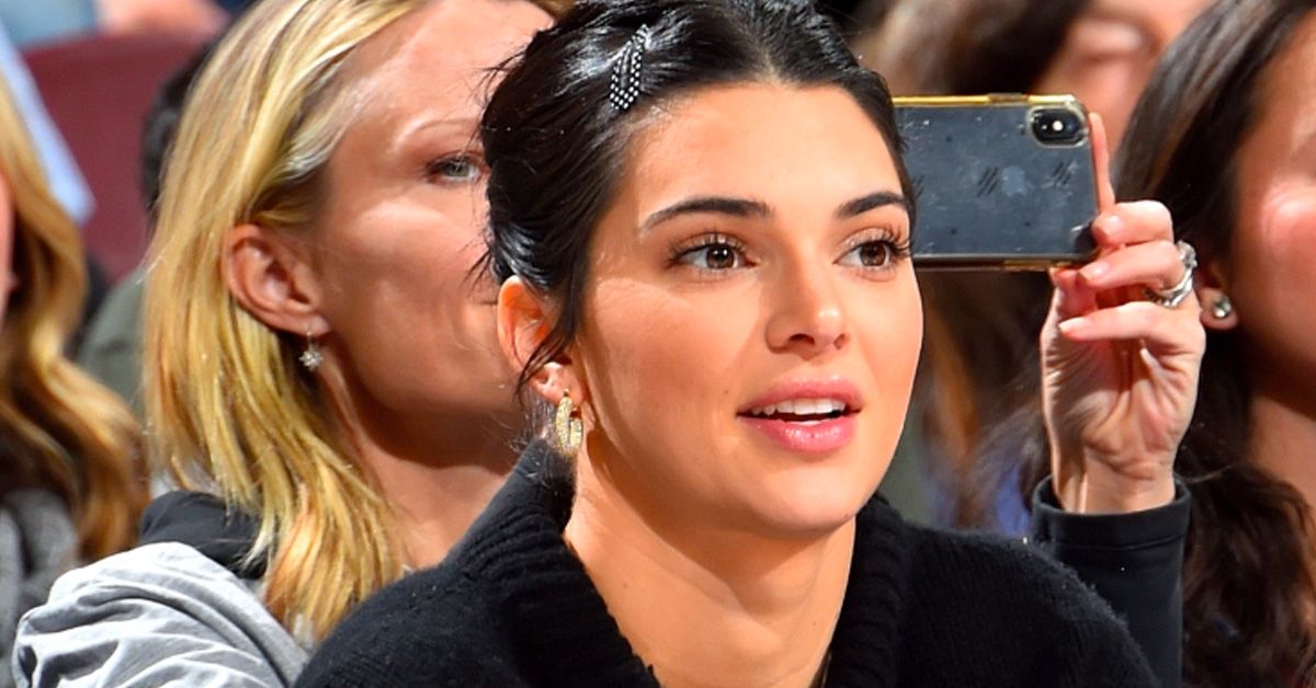 Os fãs reagem ao vídeo antigo de Kendall Jenner batendo no telefone na mão de alguém