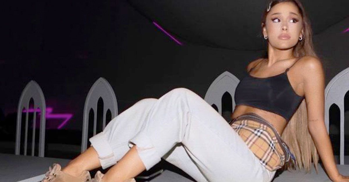 Ariana Grande mostra seus abdominais incrivelmente tonificados … Graças à sua rotina de exercícios