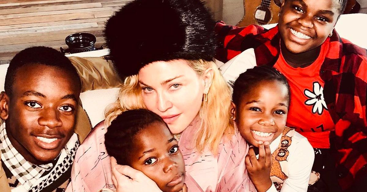 O vídeo doce de Madonna sobre seus filhos provavelmente não deveria ter sido intitulado “Gang, Gang”