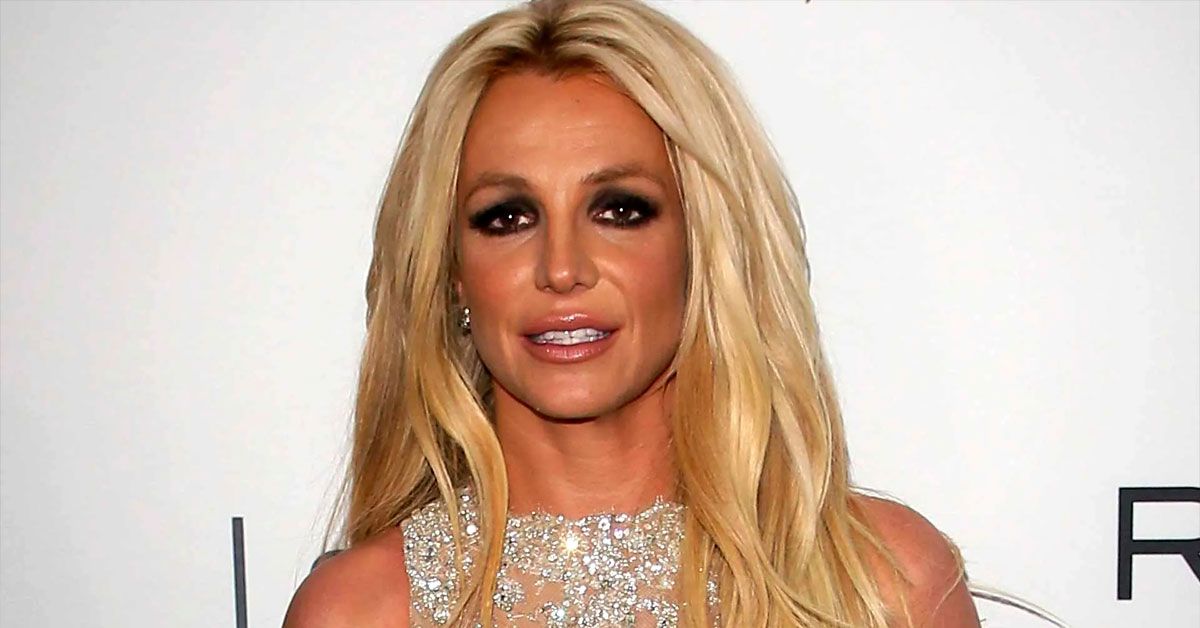 Britney Spears parece estar drogada, dançando de maneira sedutora com uma roupa de barulhento