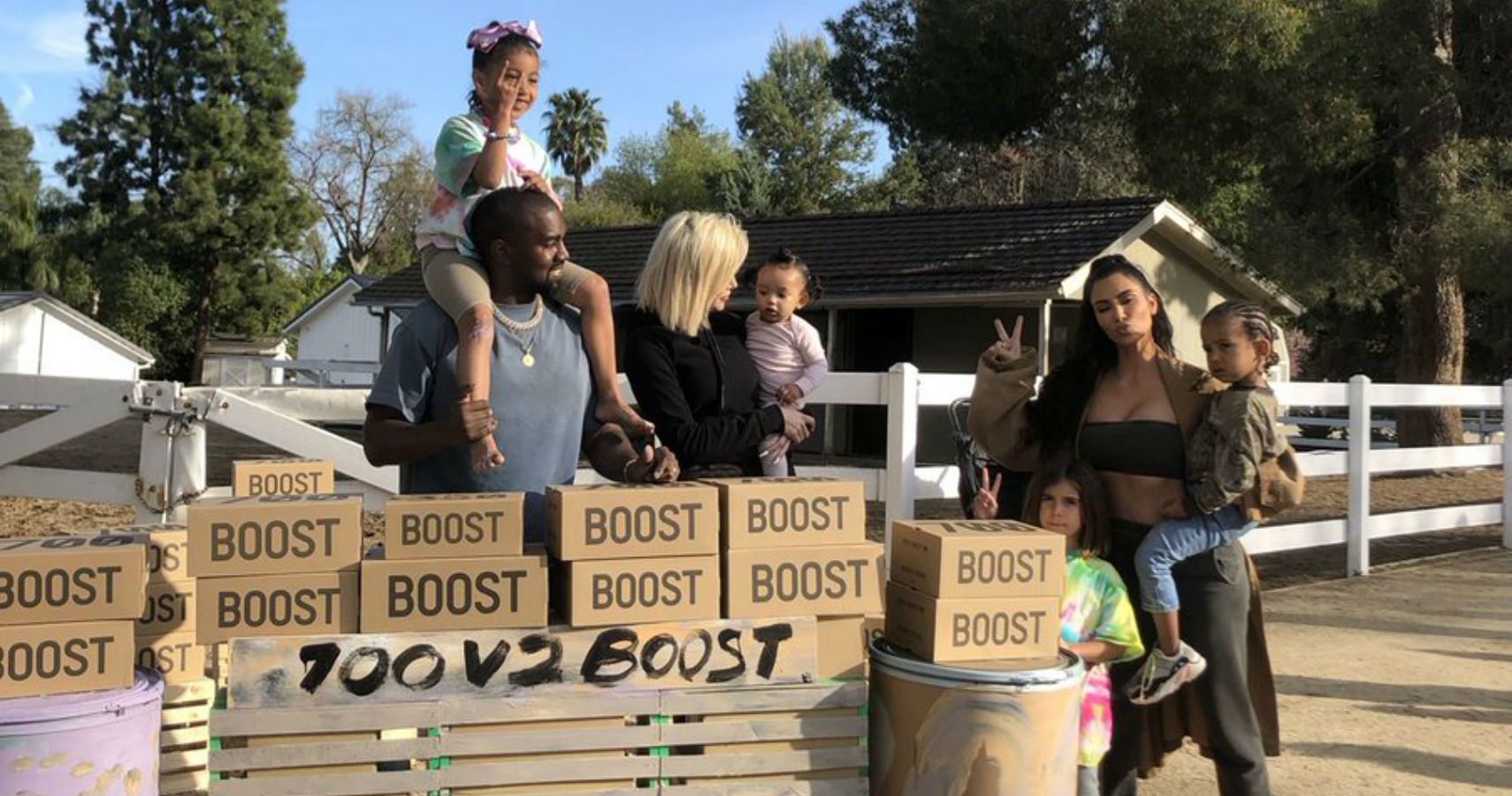 Kim Kardashian e Kanye West abrem uma loja Yeezy à beira da estrada para arrecadar fundos para doenças mentais