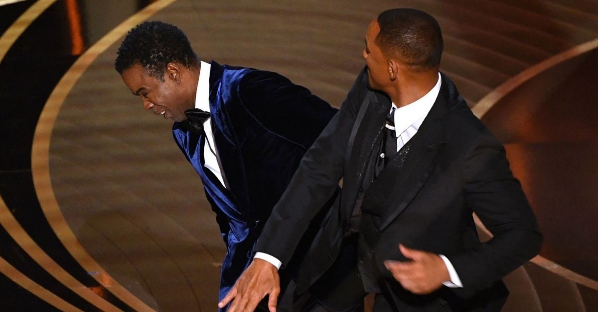 Will Smith Terno preto e gravata dá um tapa em Chris Rock Terno azul Oscars