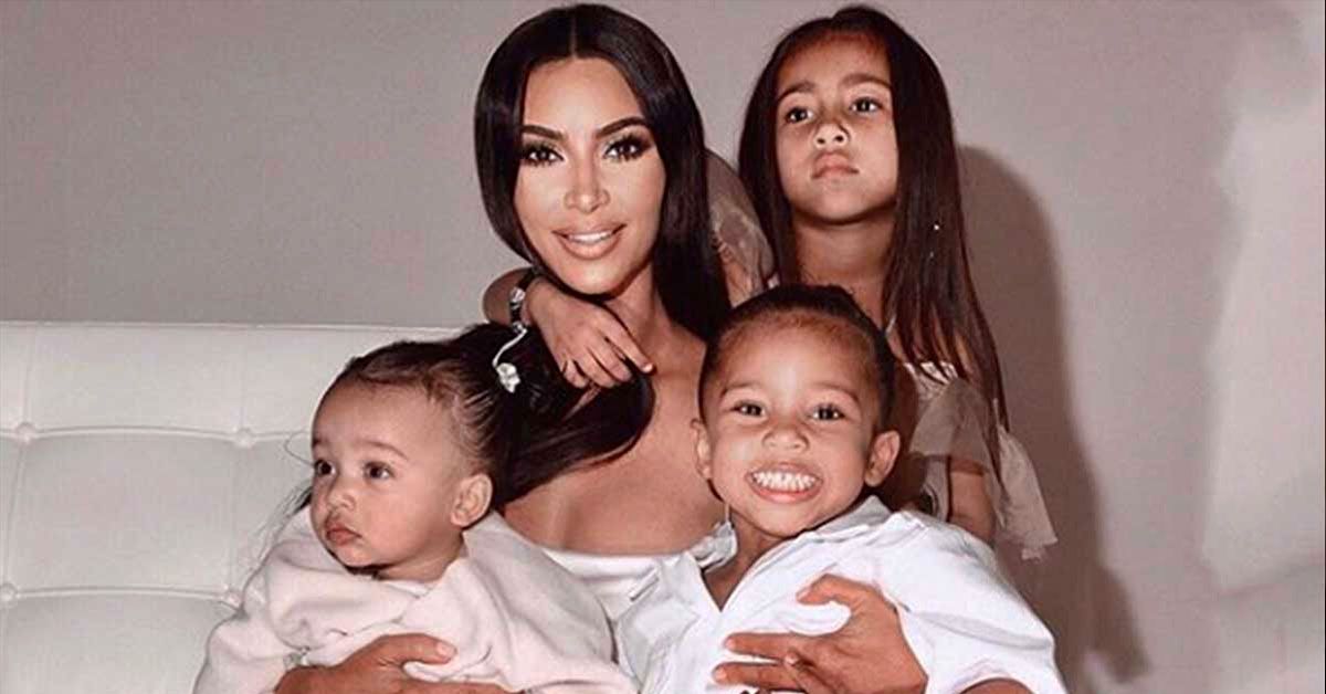 Kim Kardashian dirigiu uma sessão de fotos de suas filhas … até que isso acontecesse