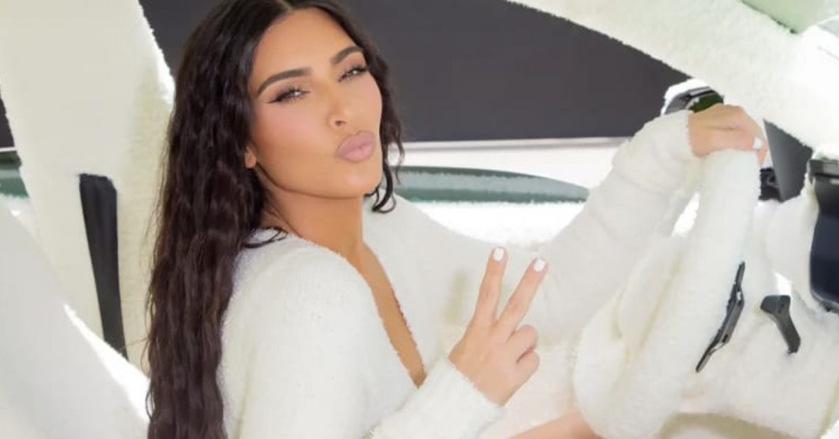 Kim Kardashian acusada de preparar uma vacina de papanicolau enquanto posa com um Lambo de US $ 600 mil