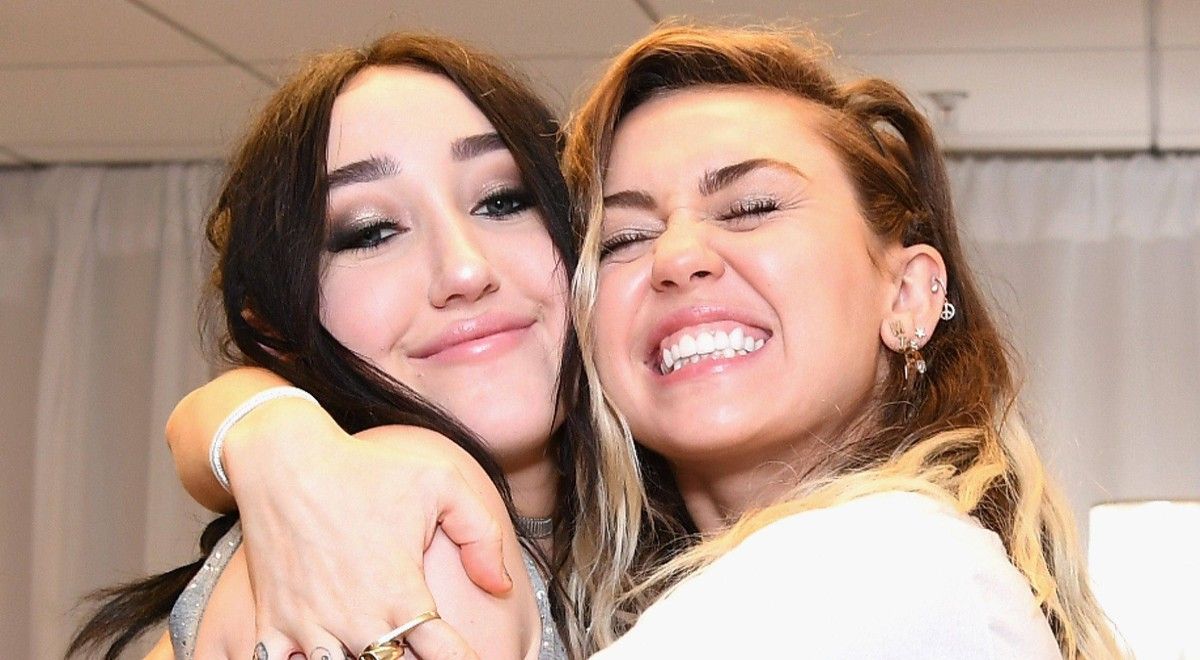 Noah Cyrus ama sua irmã Miley Cyrus, mas admite que crescer em sua sombra foi “insuportável”