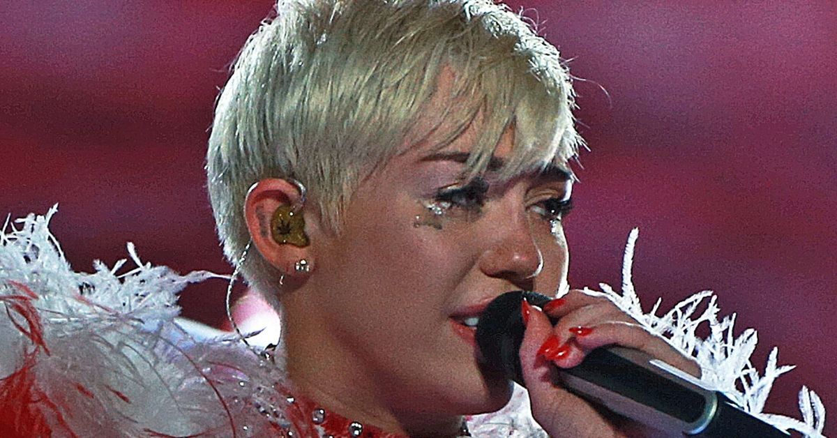 Lembra-se de quando Miley Cyrus lançou a canção de Natal mais deprimente de todos os tempos?
