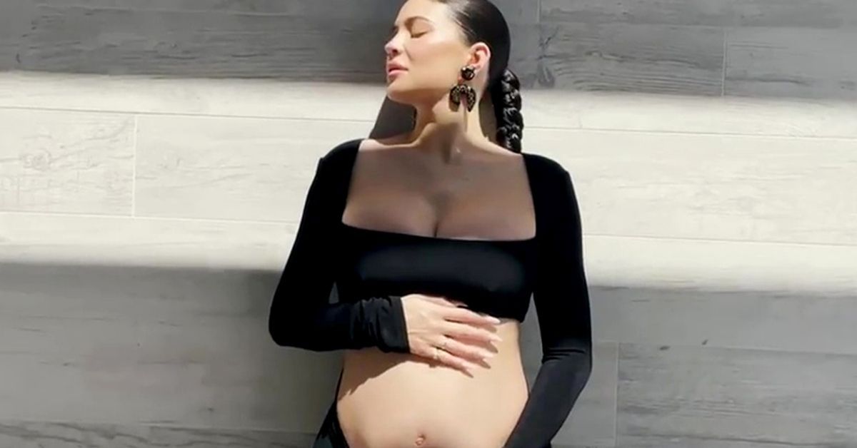 Kylie Jenner mostra sua barriguinha de bebê ao refletir sobre “Heartache” de 2021