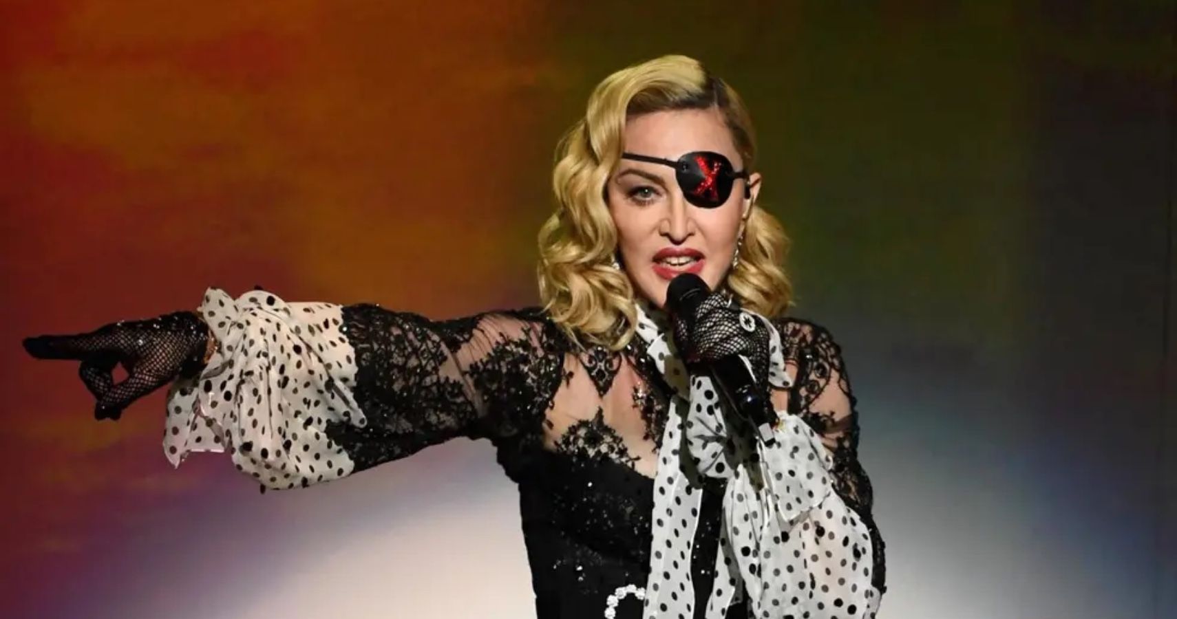 ‘Claro que seu nome é Karen’: Madonna oblitera um fã pró-armas