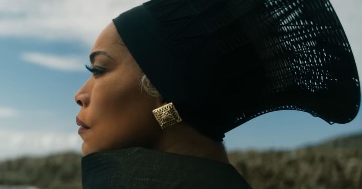 Angela Bassett em cena de Black Panther: Wakanda Forever, da Marvel Studios