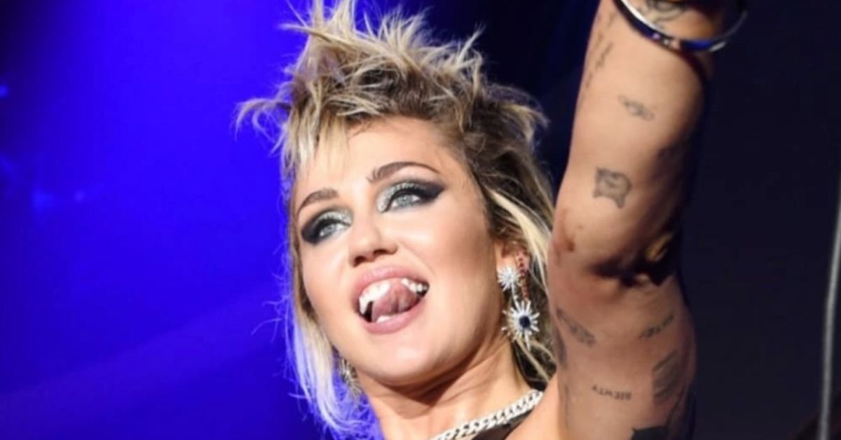 A demonstração da música de Miley Cyrus ‘Slide Away’ conta uma história diferente