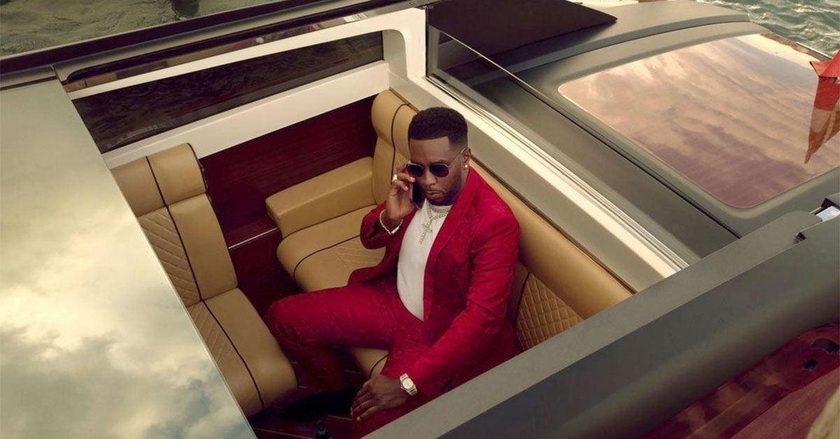 Diddy tenta ser neutro, mas claramente favorece Kanye West em vez de Drake em vídeo recente