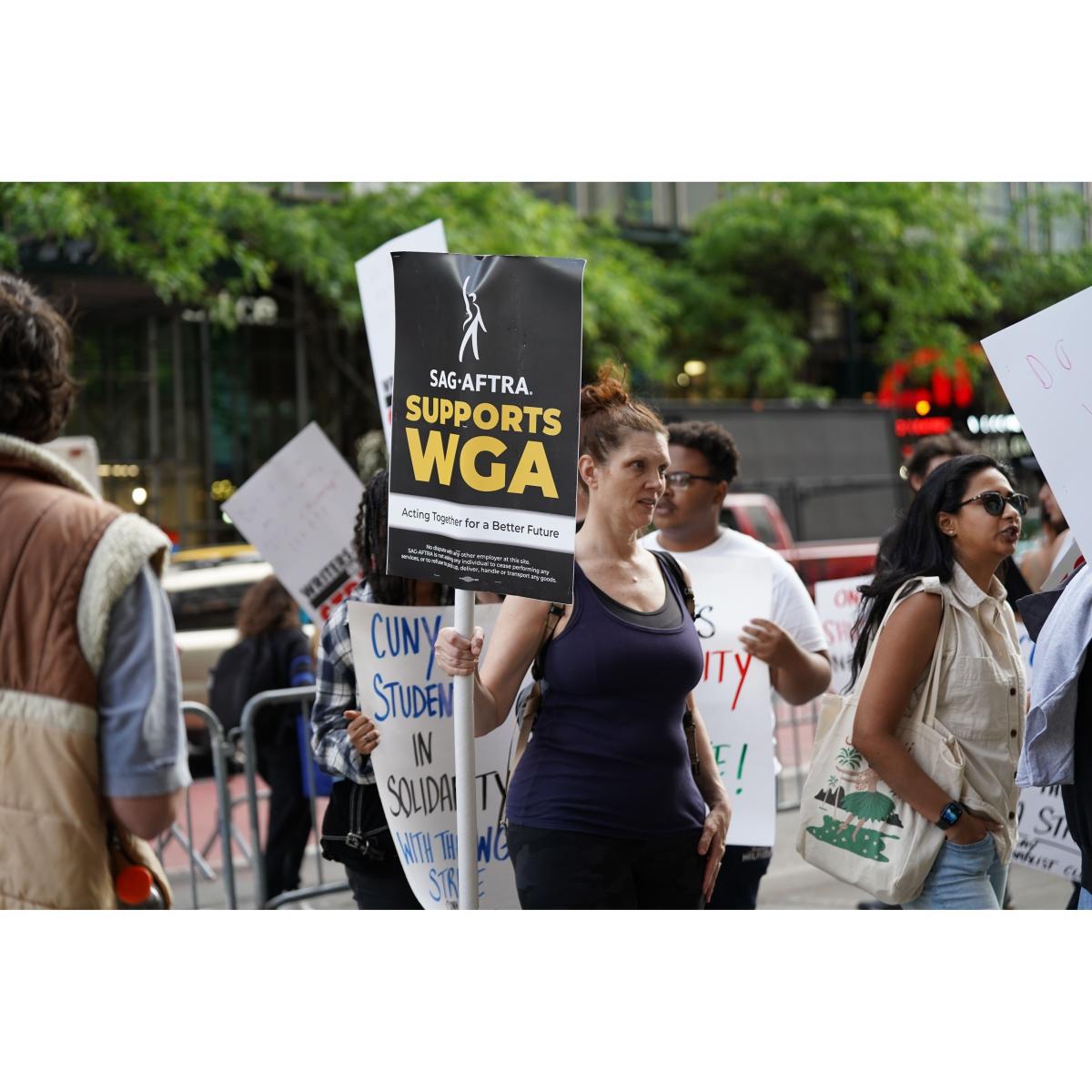 Writers Guild of America (WGA) Greve de 15 de maio de 2023 - Sinal de piquete de apoio SAG AFTRA - Centro de Manhattan