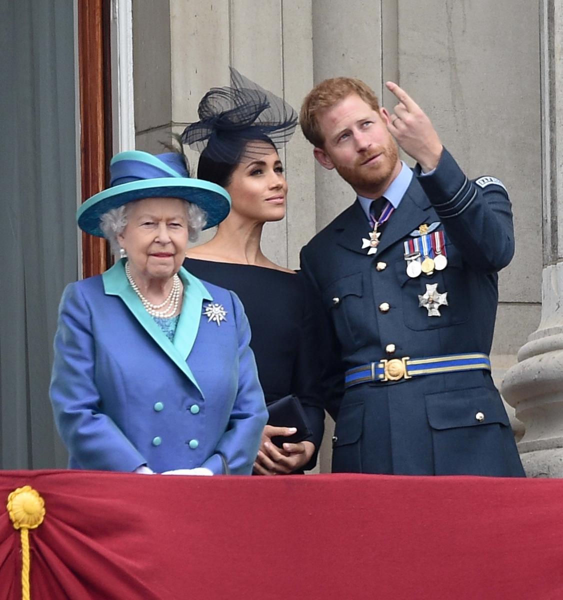 Rainha Elizabeth II, Meghan Markle e príncipe Harry celebrando o 100º aniversário da Royal Air Force