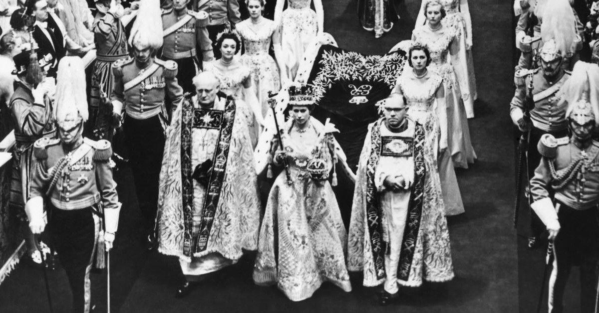 Rainha Elizabeth II marcha durante seu dia de coroação na Abadia de Westminster