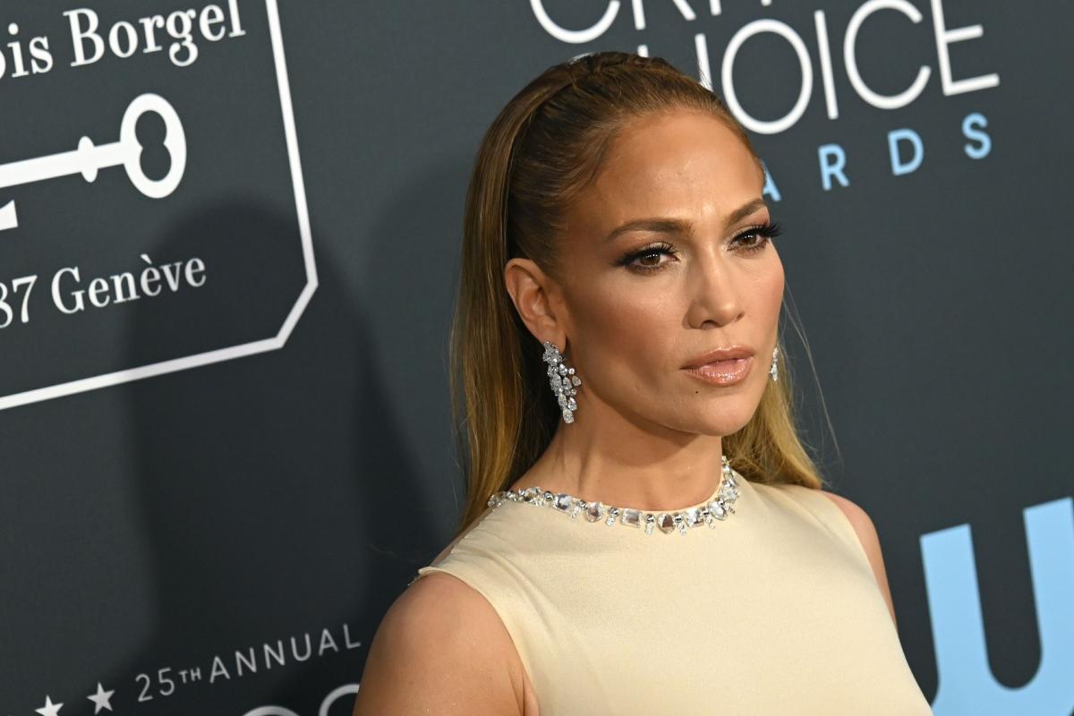 Jennifer Lopez no 25º Annual Critics Choice Awards - chegadas no tapete vermelho