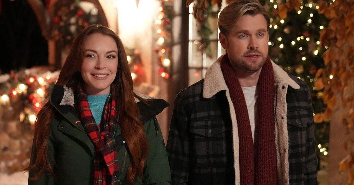 Lindsay Lohan e Chord Overstreet no filme da Netflix Falling For Christmas