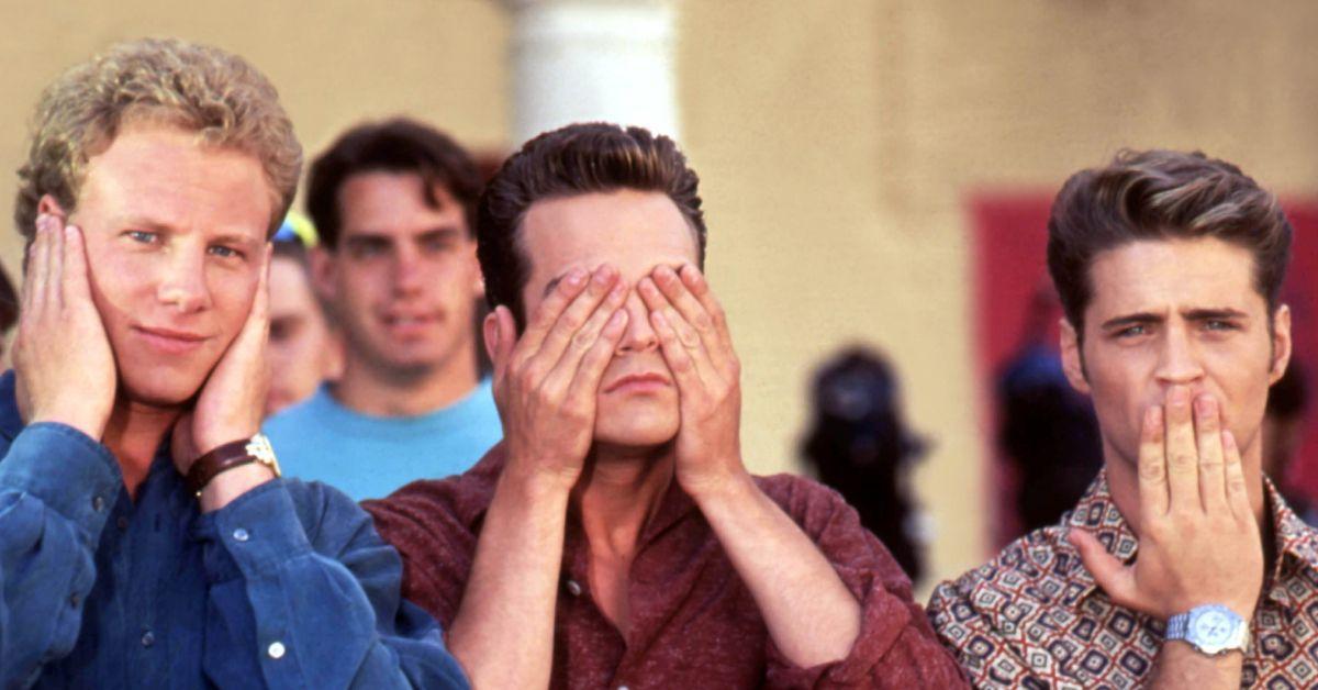 Jason Priestley, Luke Perry e Ian Ziering cobrindo seus ouvidos, olhos e boca