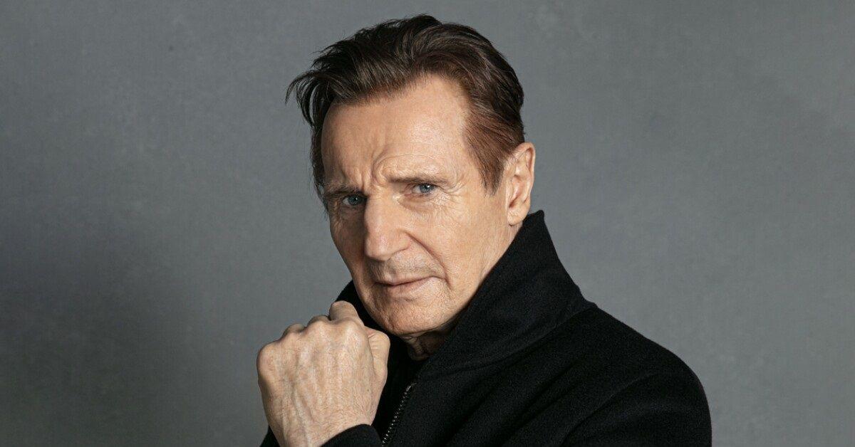Sessão de fotos de Liam Neeson em frente a um fundo cinza