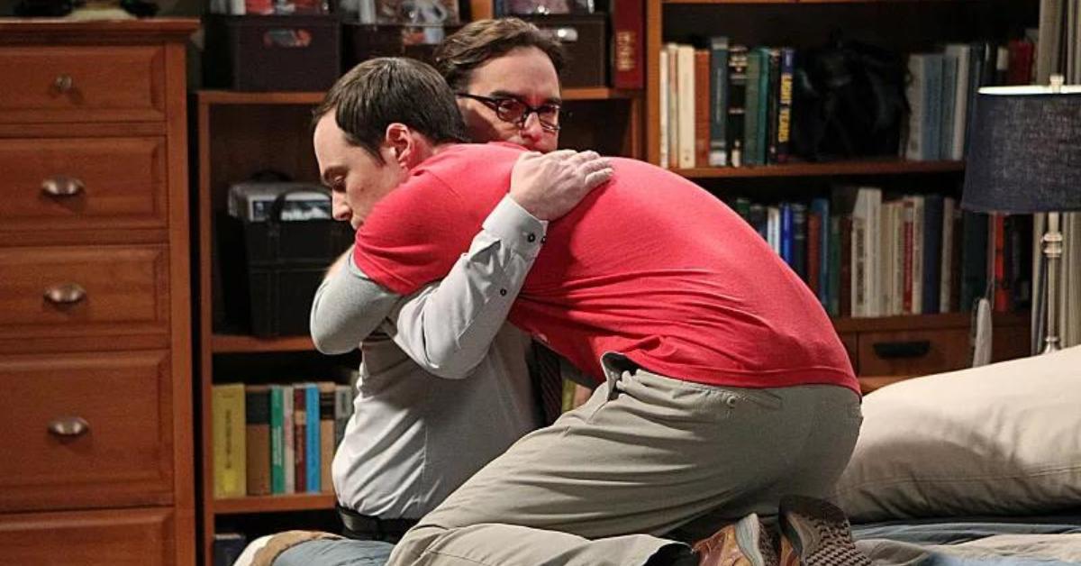 Johnny Galecki chora em cena de The Big Bang Theory; elenco ajuda Kaley Cuoco em divórcio