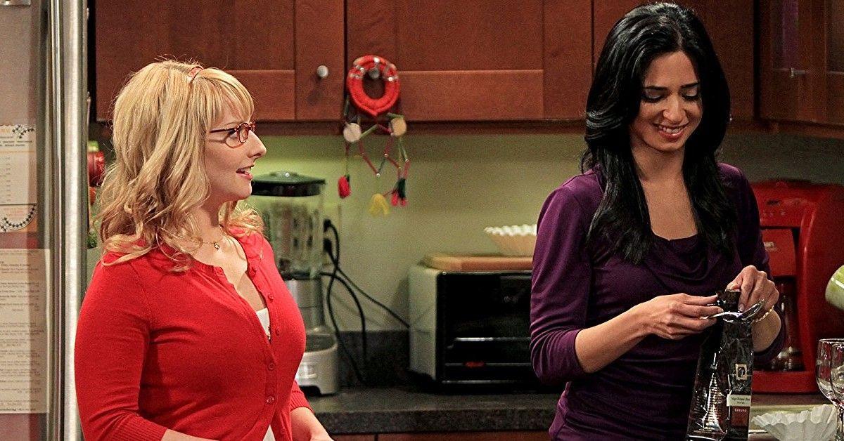 Aarti Mann em foto de The Big Bang Theory com Melissa Rauch