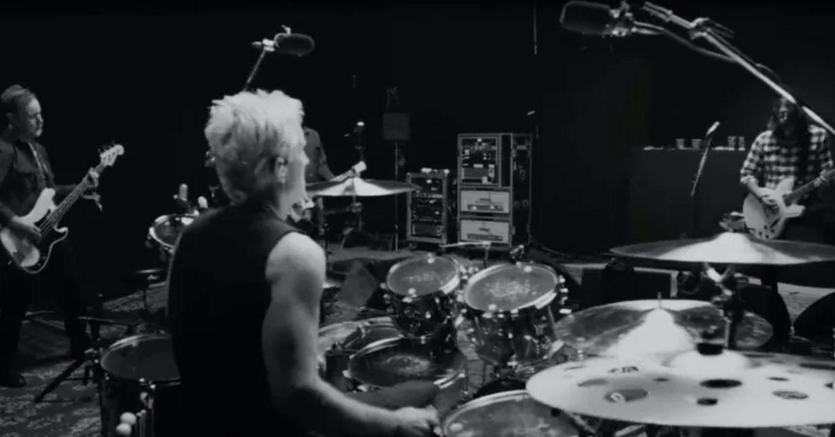 Josh Freese tocando bateria com o Foo Fighters