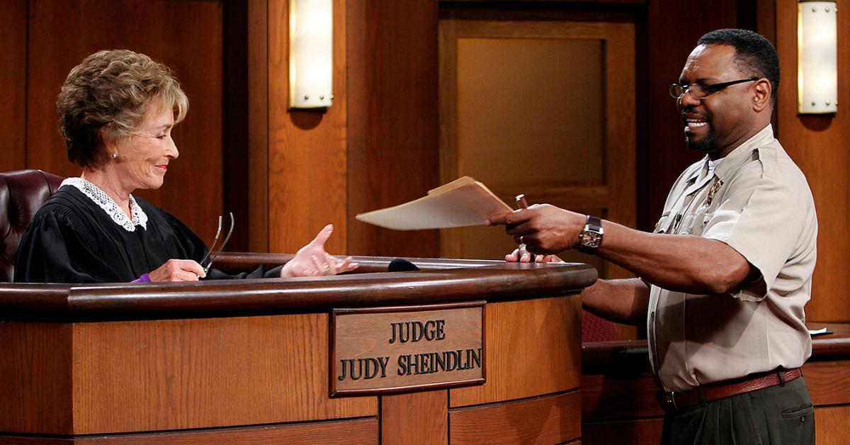 A juíza Judy e o oficial de justiça Petri Hawkins-Byrd na sala do tribunal